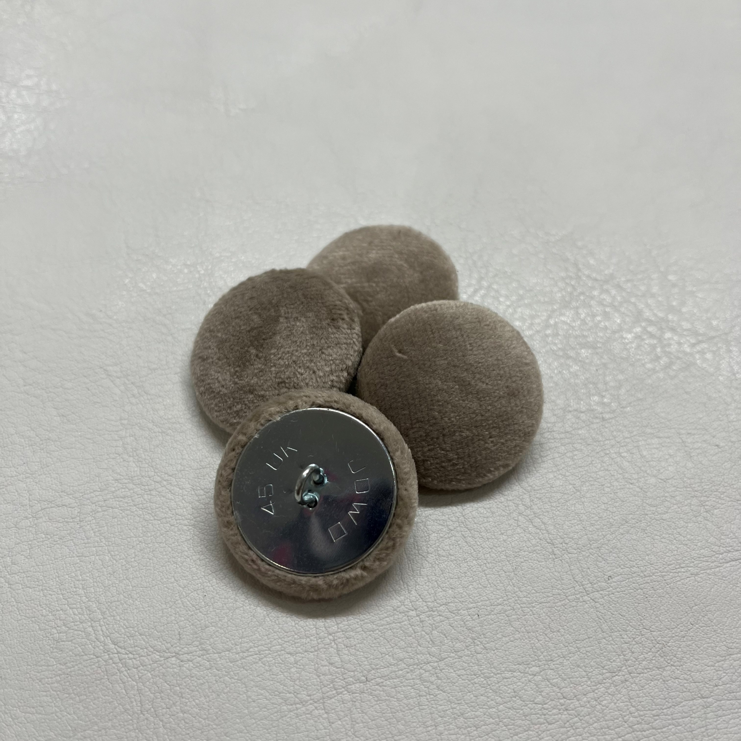 N045 Wire Loop Covered Buttons
